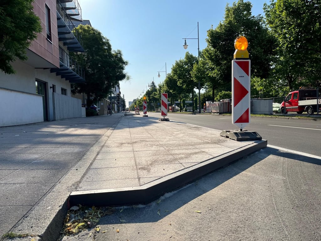 Podeste auf der Friedrichstraße nehmen Gestalt an