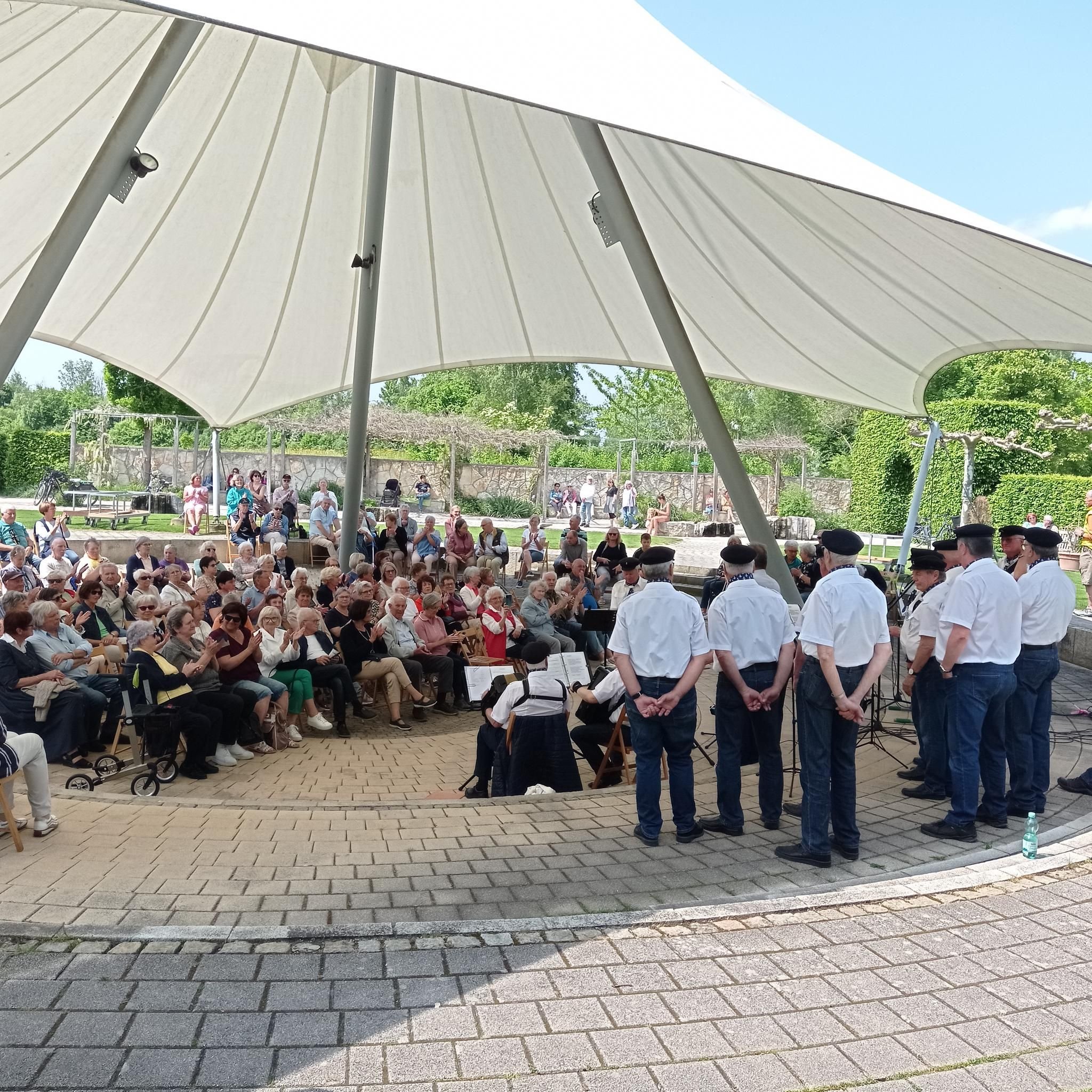 Marinechor Premiere beim Open Air Konzert in Bad Saulgau
