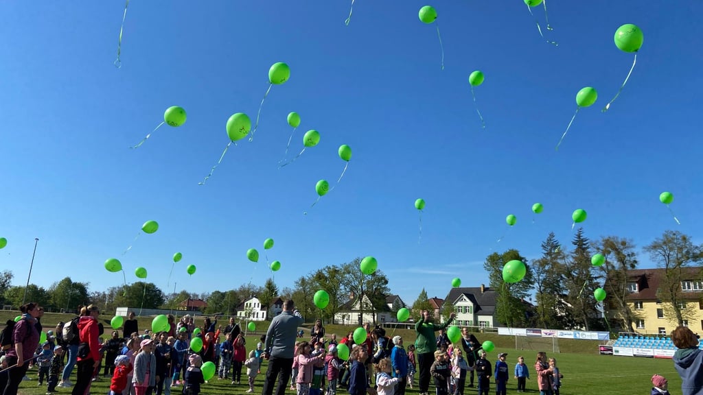 Kinder lassen 50 Ballons steigen
