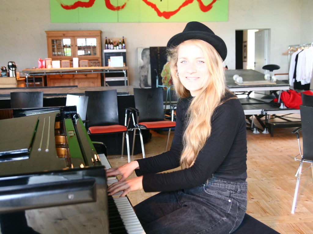 „Treckerschuppen“ auf dem Dorf wird für Liedermacherin zum Musik–Studio
