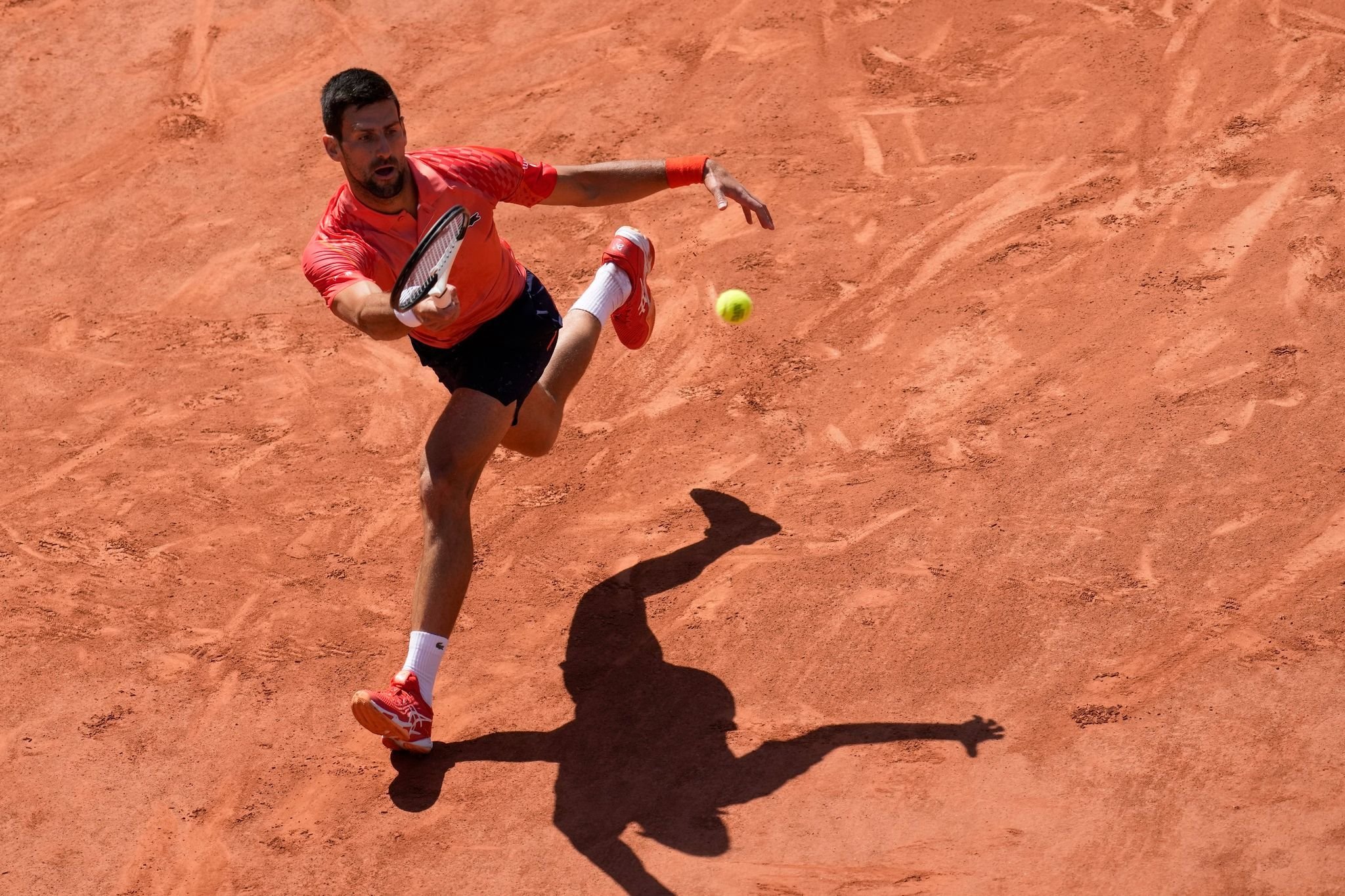 Djokovic nervenstark ins Achtelfinale von Paris