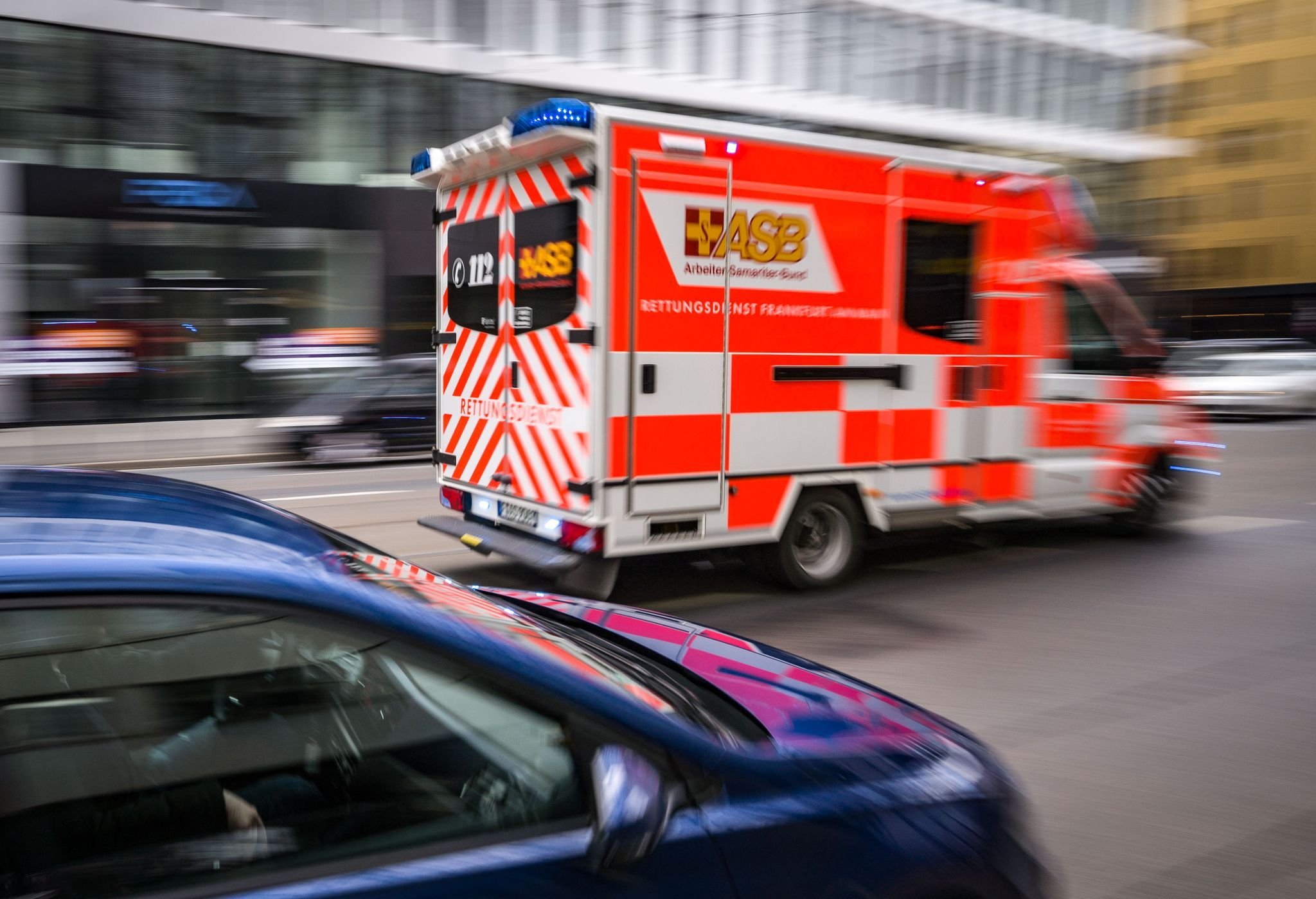 Radler schwer verletzt: Autofahrer soll weitergefahren sein
