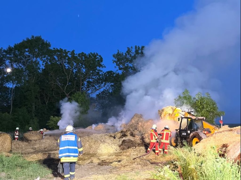 50 Feuerwehrleute löschen Heuballen–Brand in Vorpommern