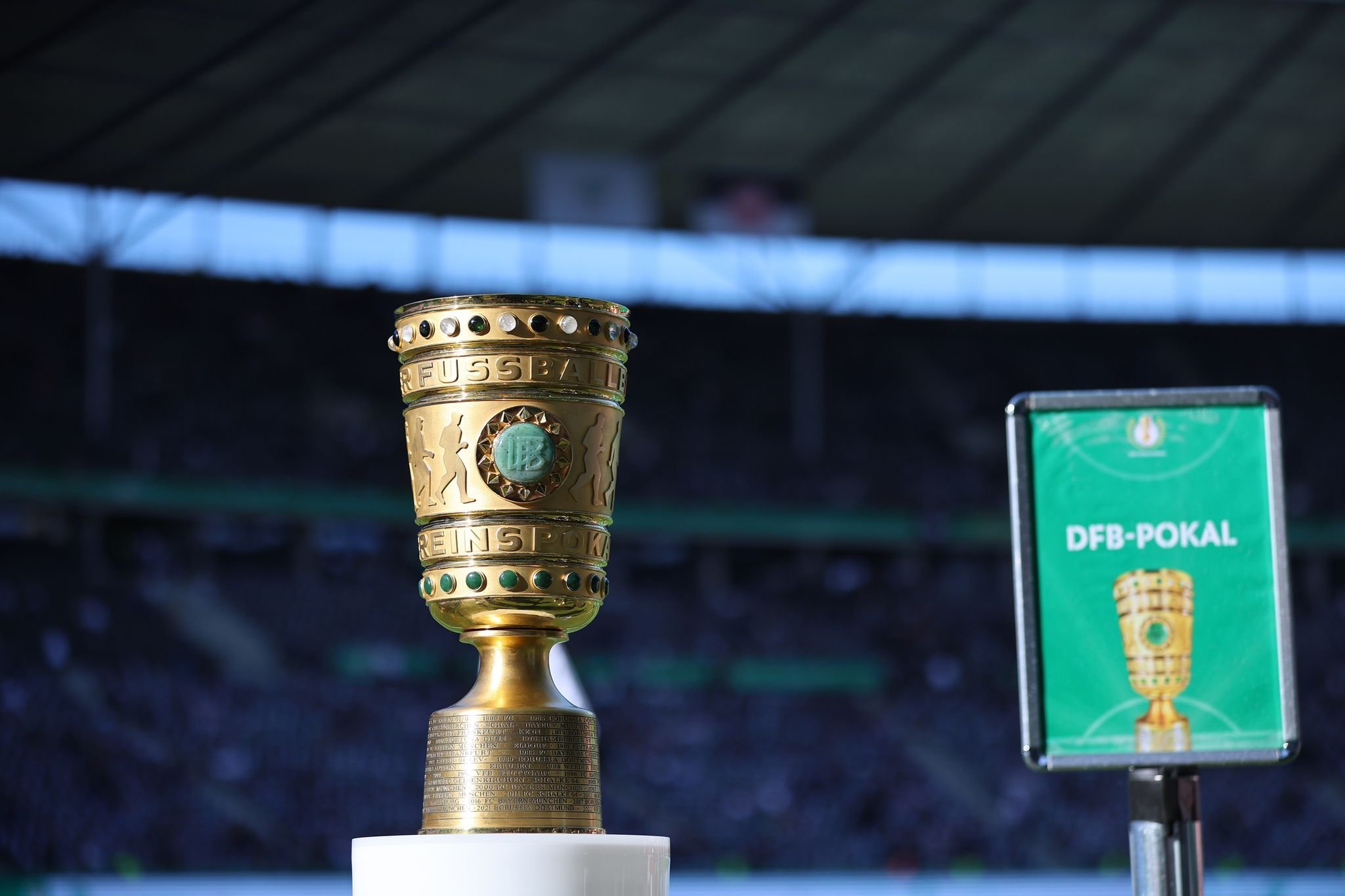 Hasebe beginnt im DFB–Pokalfinale — Schlager auf der Bank