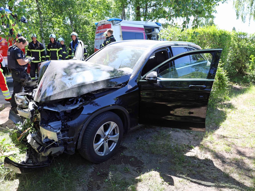 Mercedes kracht gegen Baum — Fahrer schwer verletzt