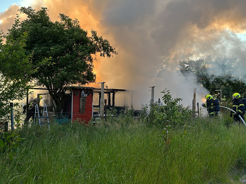▶Gartenlaube bei Burg Stagard geht in Flammen auf