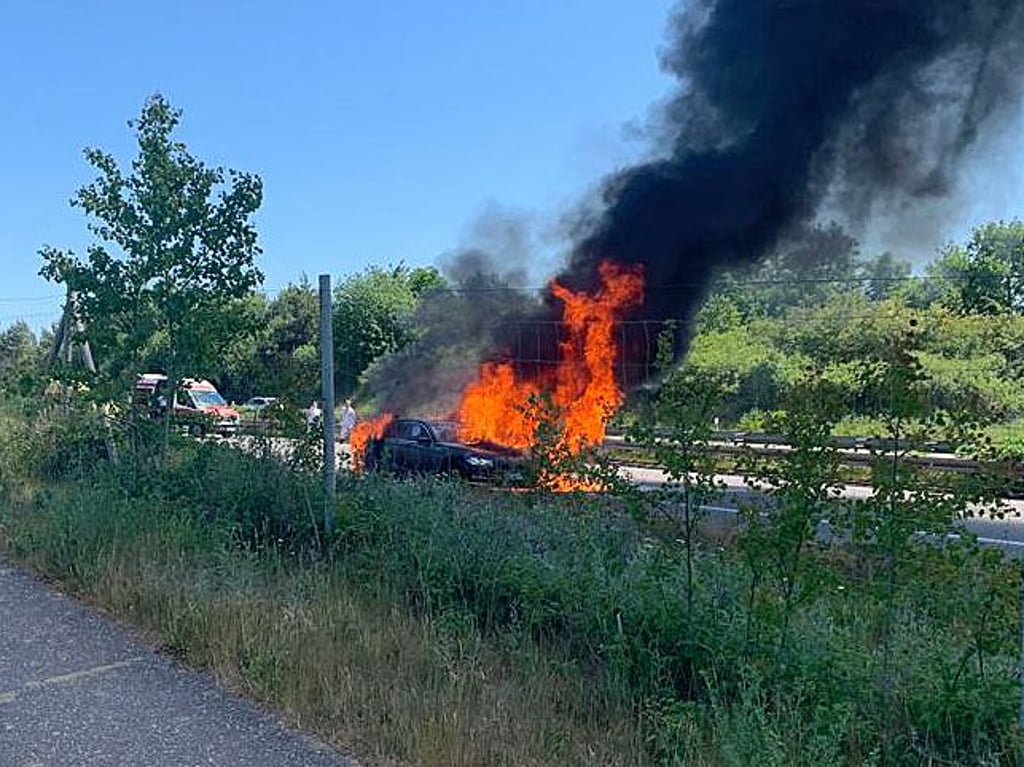 BMW fängt auf A20 während der Fahrt Feuer