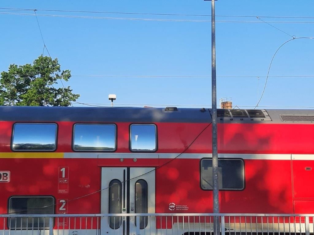 Oberleitung reißt am Bahnhof bei Pasewalk - Mann verletzt
