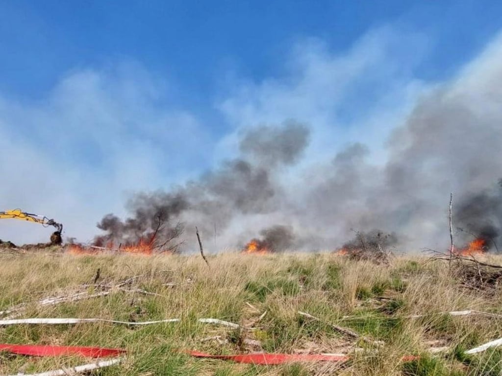 Auch Teterower Feuerwehrleute bekämpfen Feuer in Göldenitz