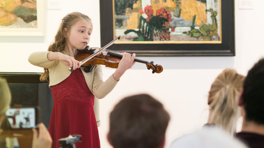 Musikschüler spielen in Museum auf der Insel Usedom