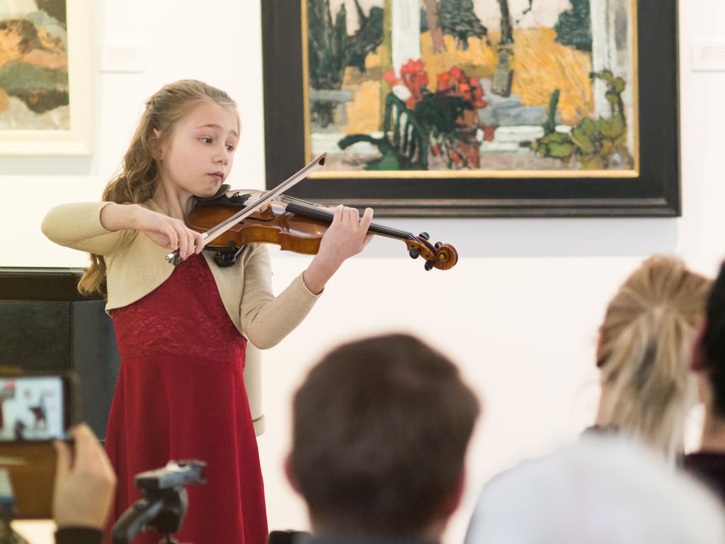 Musikschüler spielen in Museum auf der Insel Usedom