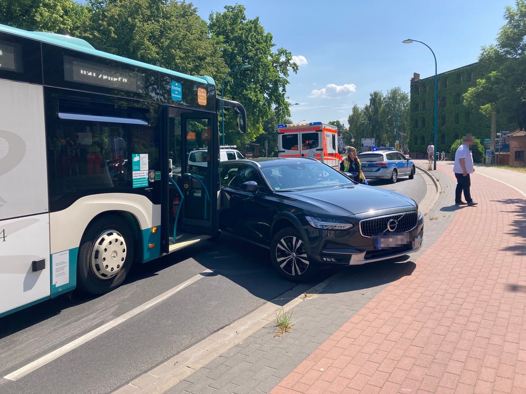 Bus-Unfall auf Neubrandenburger Ring