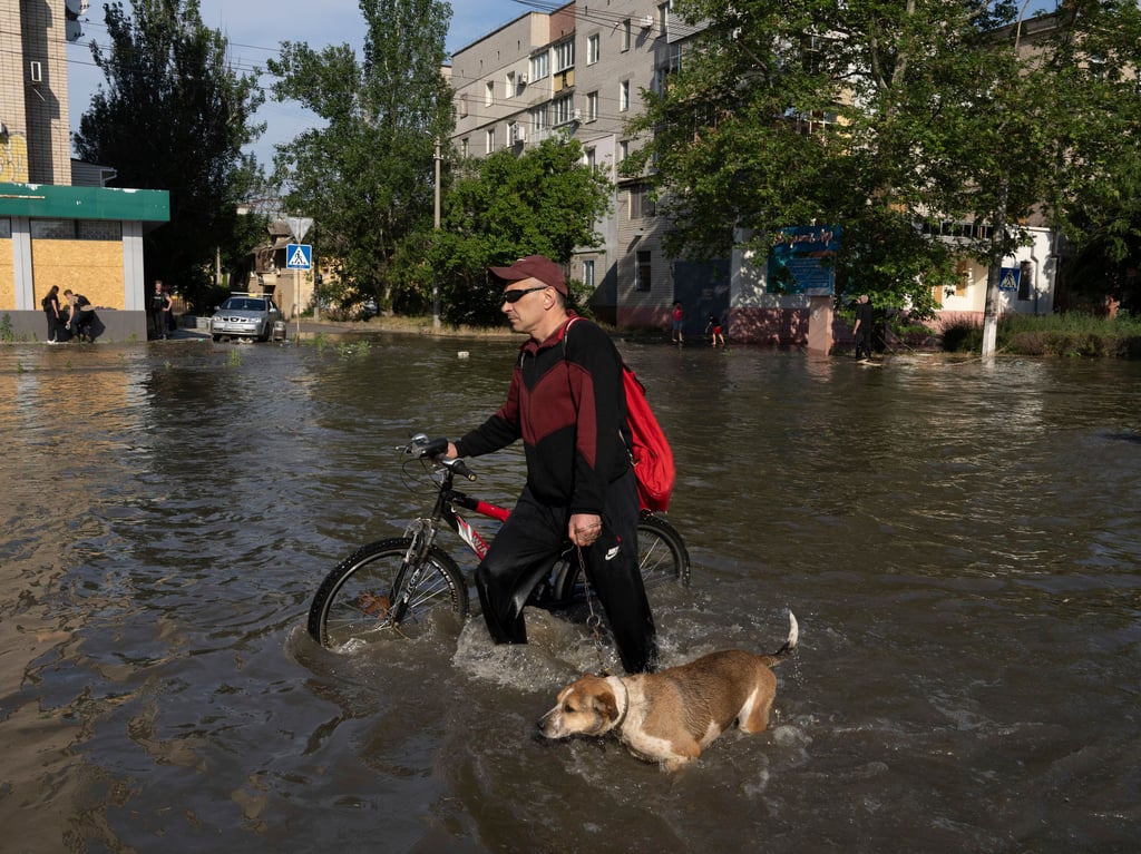 Was nach der Staudammexplosion in der Ukraine bekannt ist — und was nicht