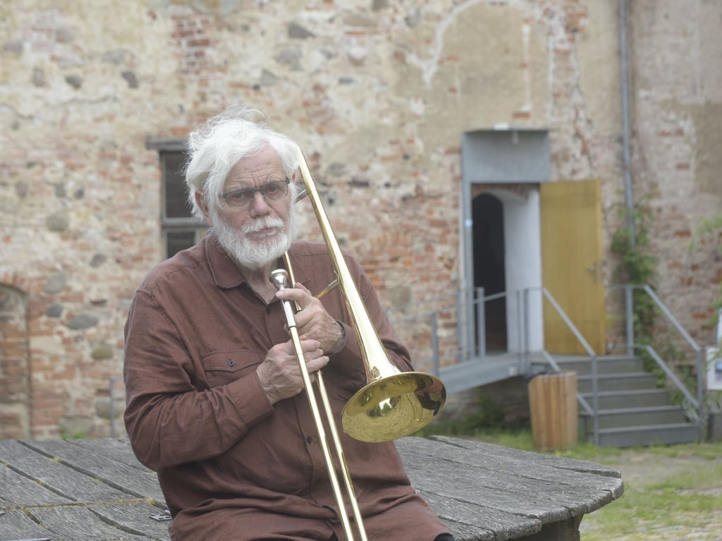 Jazzmusiker spielt mit der Band Eisenrot auf Burg Klempenow