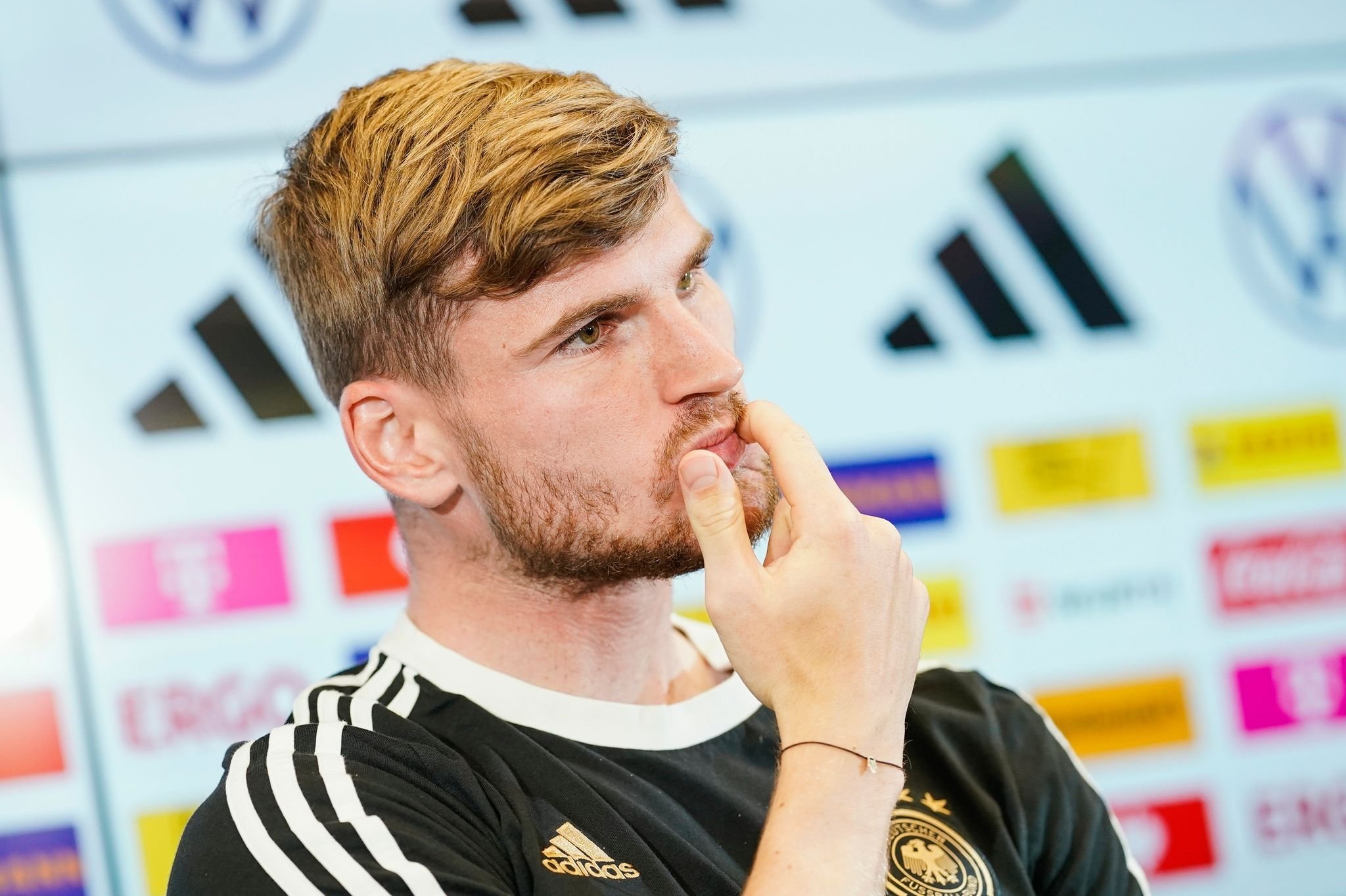 Flicks Süle–Rüge hallt nach — Fans harren im Gewitter aus
