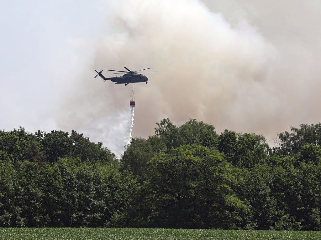 ▶ Moorbrand bei Rostock – erster Hubschrauber zum Löscheinsatz eingetroffen