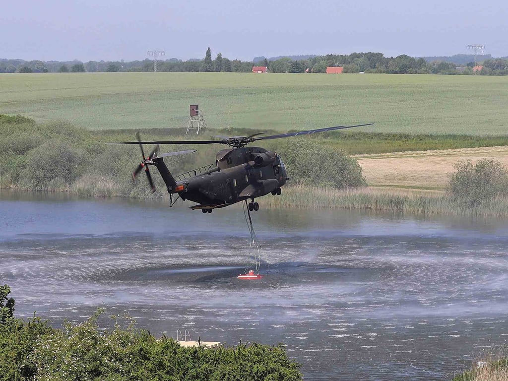 Moorbrand bei Rostock – doch nur ein Hubschrauber im Einsatz