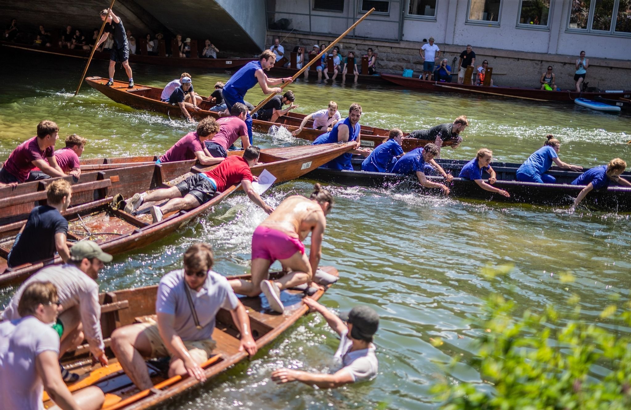 Stocherkähne liefern sich Rennen auf dem Neckar in Tübingen