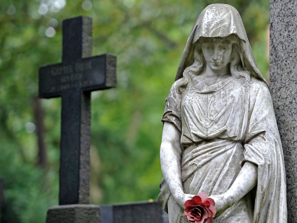 Trauernde auf Friedhof durch Böller–Explosion verletzt