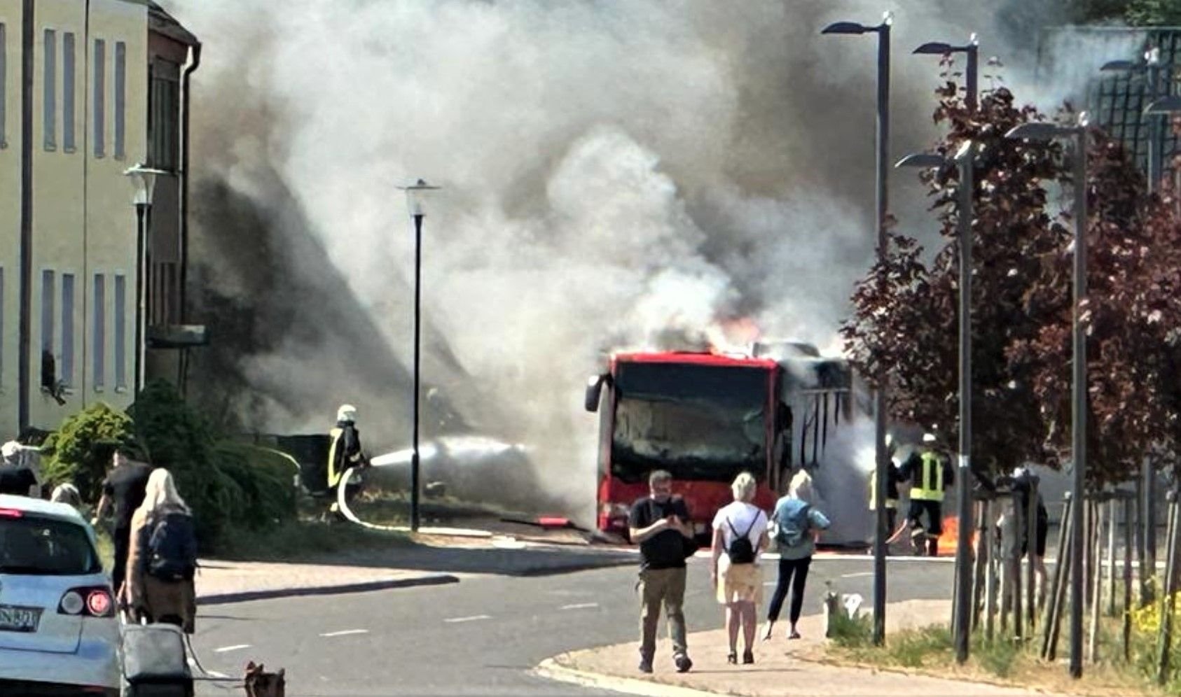 Bus In Flammen - Fahrer Beim Löschen Schwer Verletzt