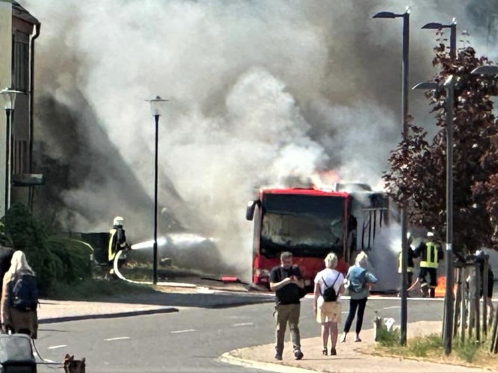 Bus in Flammen - Fahrer beim Löschen schwer verletzt
