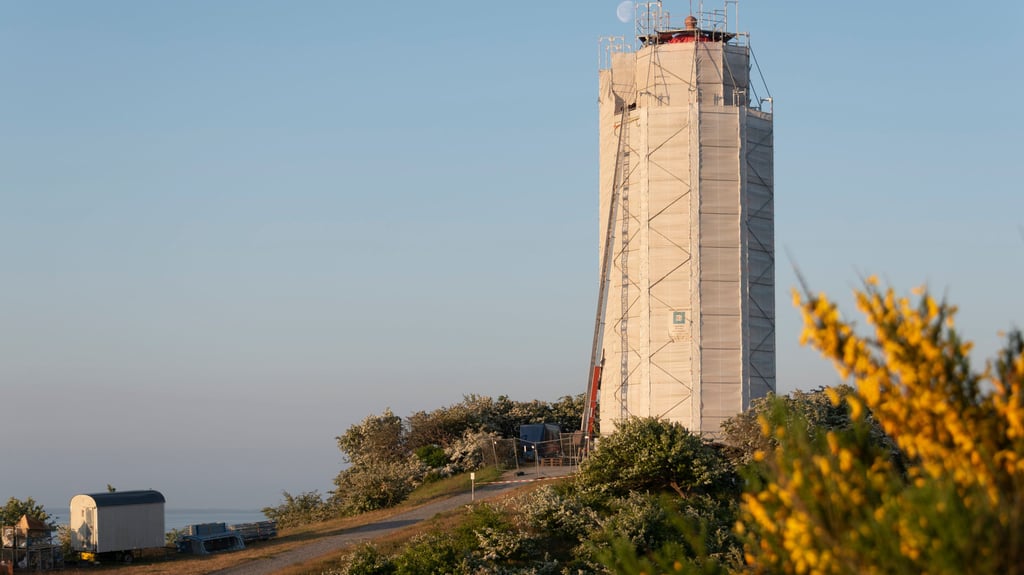 Leuchtturm auf Hiddensee verhüllt – warum ein Gerüst das Wahrzeichen verdeckt