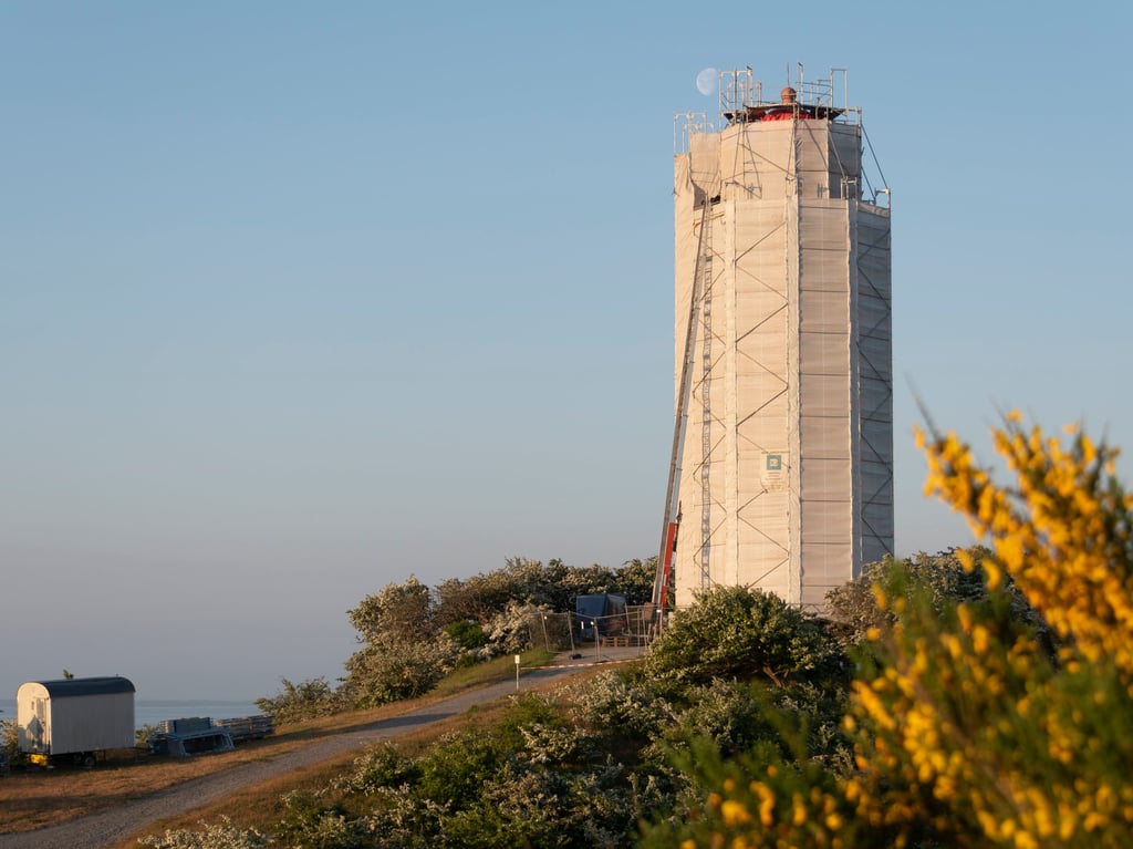 Leuchtturm auf Hiddensee verhüllt – warum ein Gerüst das Wahrzeichen verdeckt