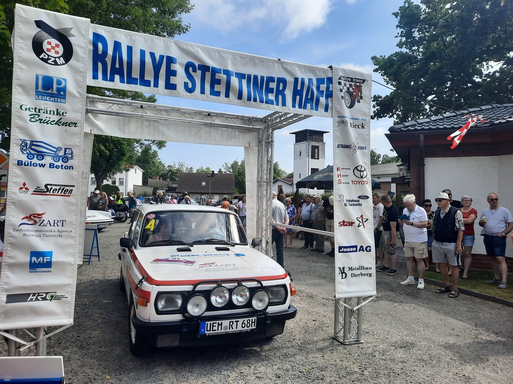 Oldtimer auf zwei und vier Rädern starten zur Rallye Stettiner Haff