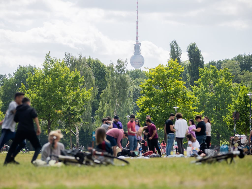 Schaulustige wollen Festnahme von 17-Jährigem in Berliner Park verhindern