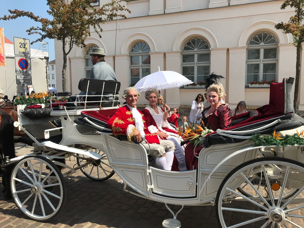 Strelitzienfest zieht in Neustrelitz viele Besucher an
