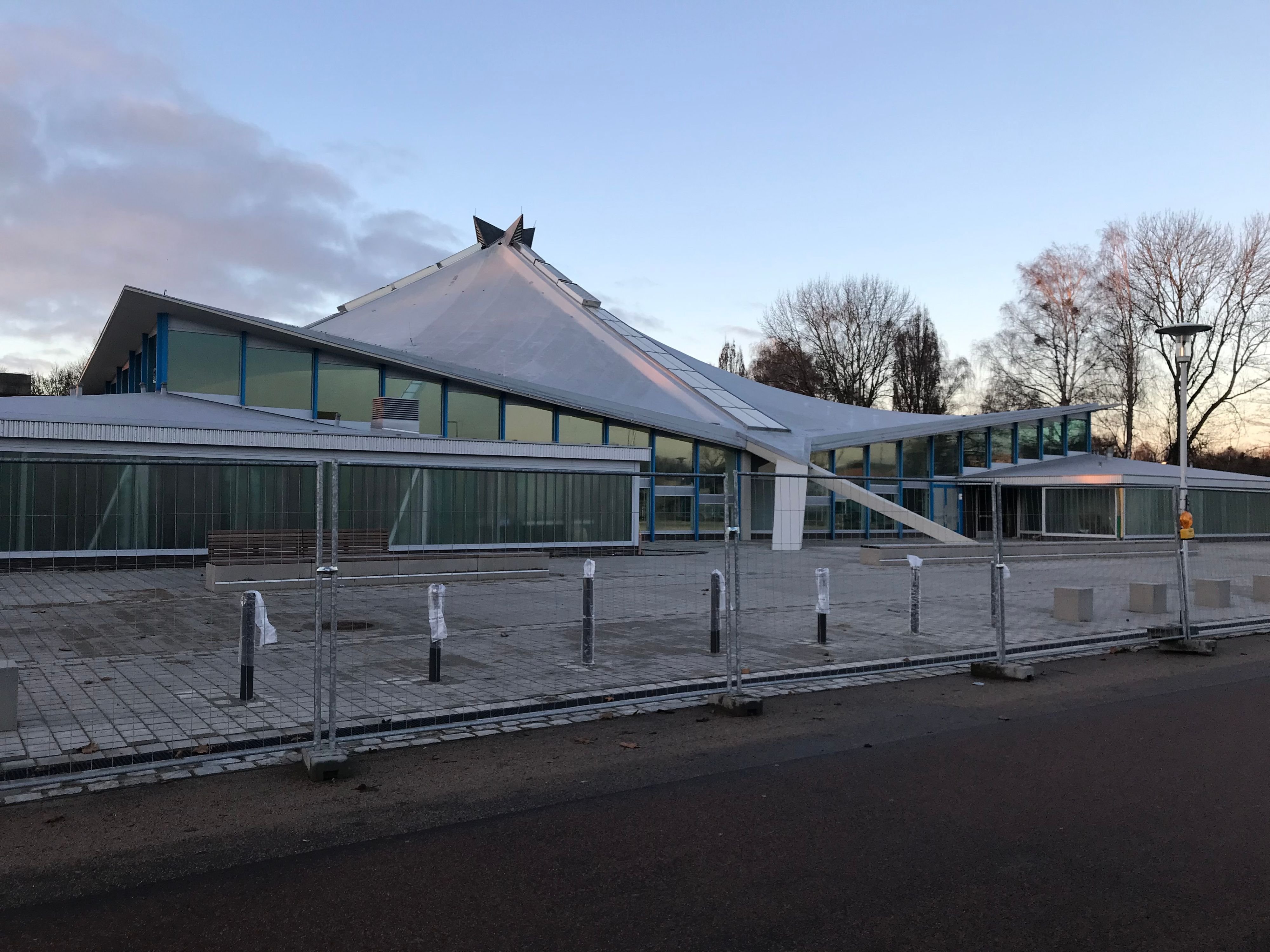 Architekt zeigt, wie es jetzt in der Neubrandenburger Stadthalle aussieht