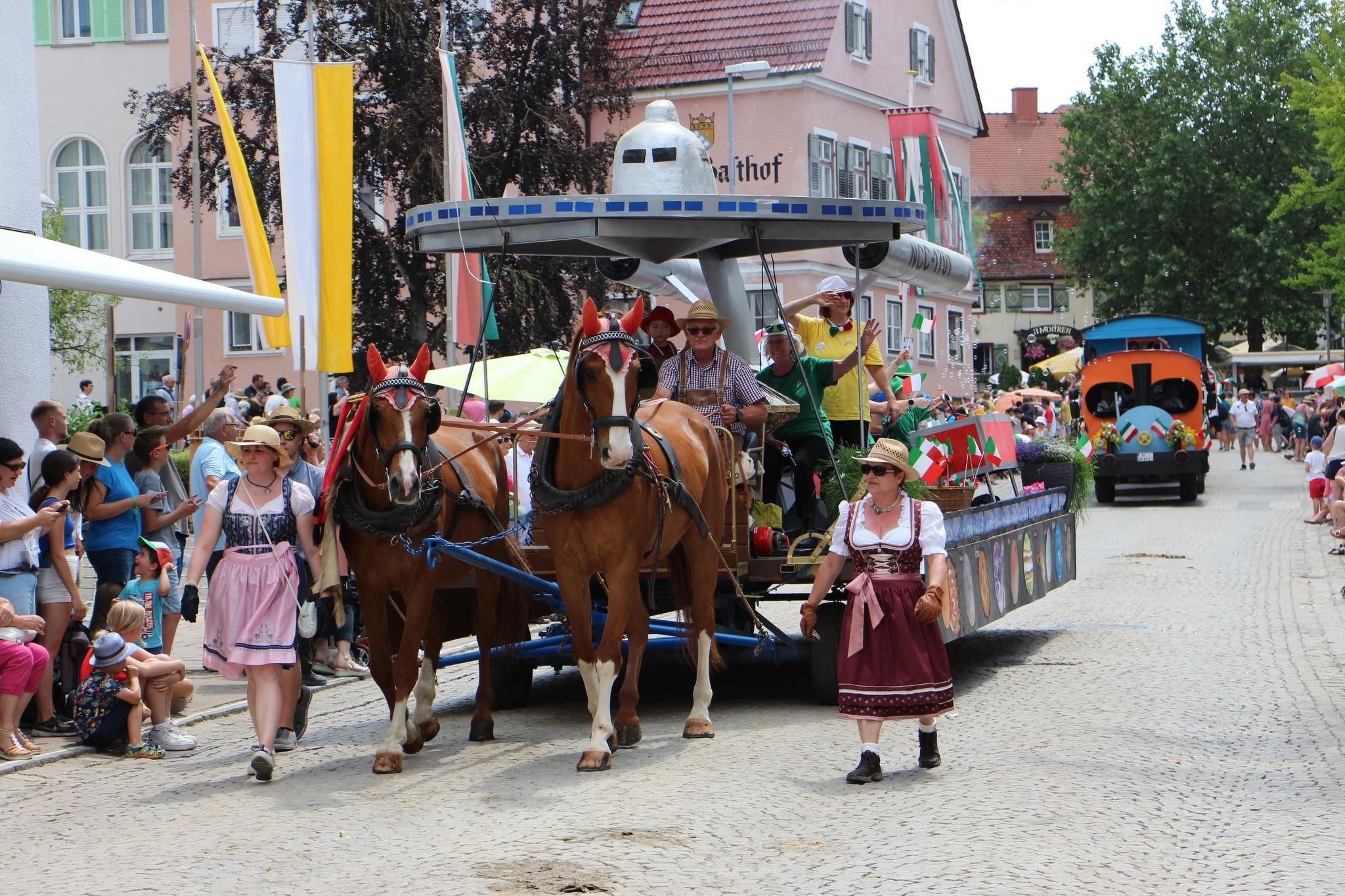 Der Bunte Montagszug Am Laupheimer Kinder– Und Heimatfest