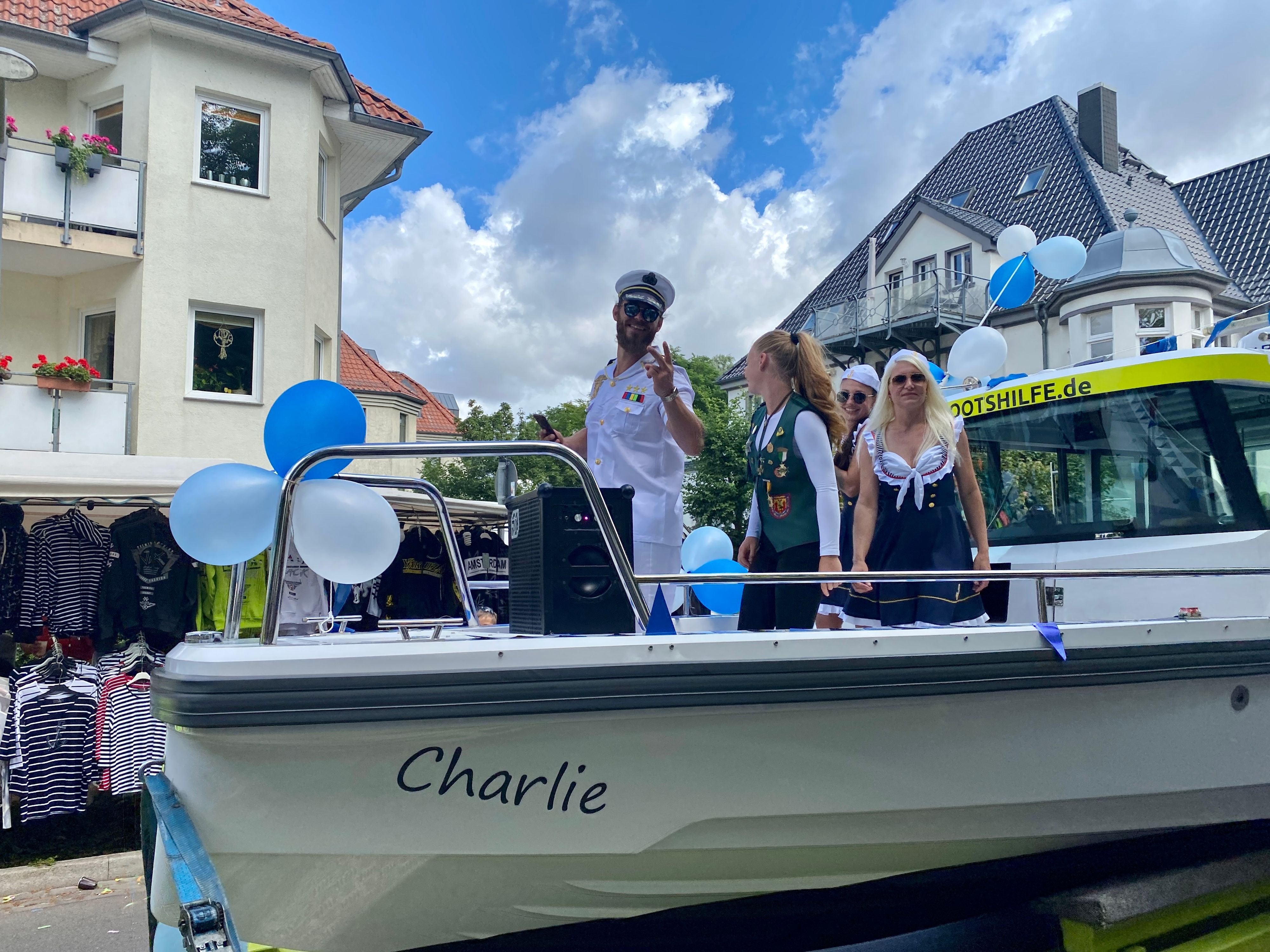 Politiker diskutieren im Club über Party