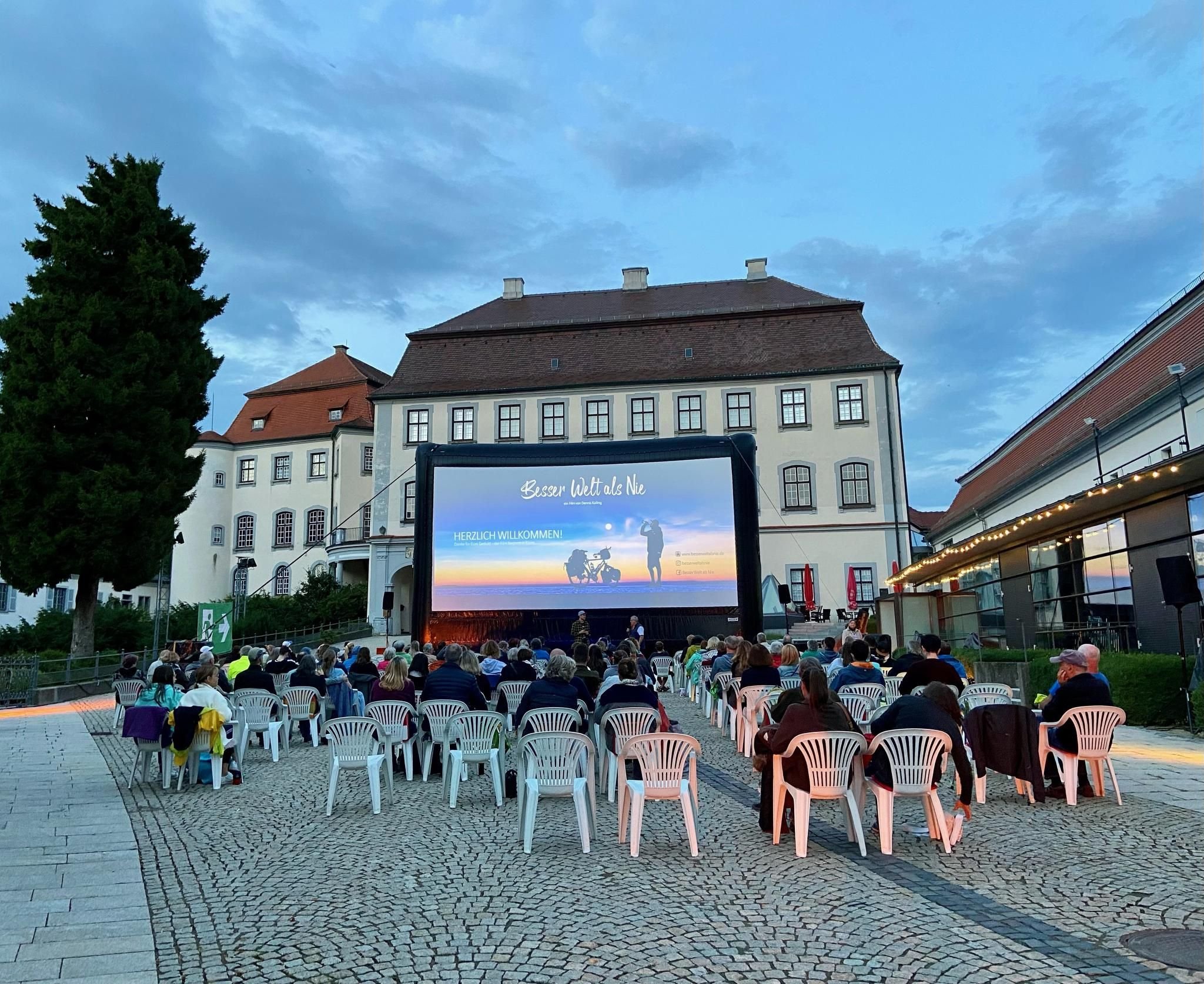 Open–Air–Kino im Laupheimer Schloss lockt mit buntem Film–Mix