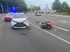 Motorrad rutscht bei Unfall 20 Meter über die Straße
