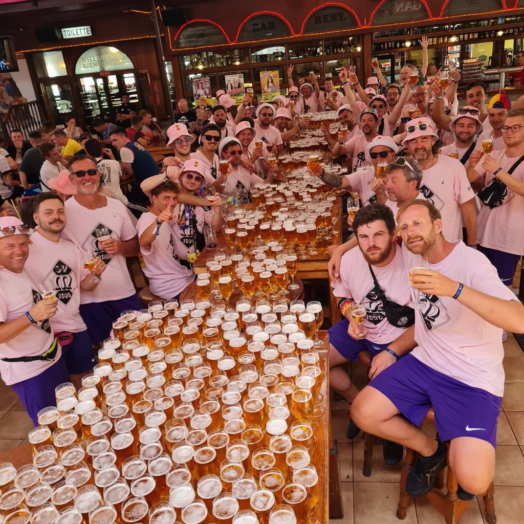 Bierrekord auf Mallorca Fußballer vom SV Mochenwangen trinken 1111 Biere