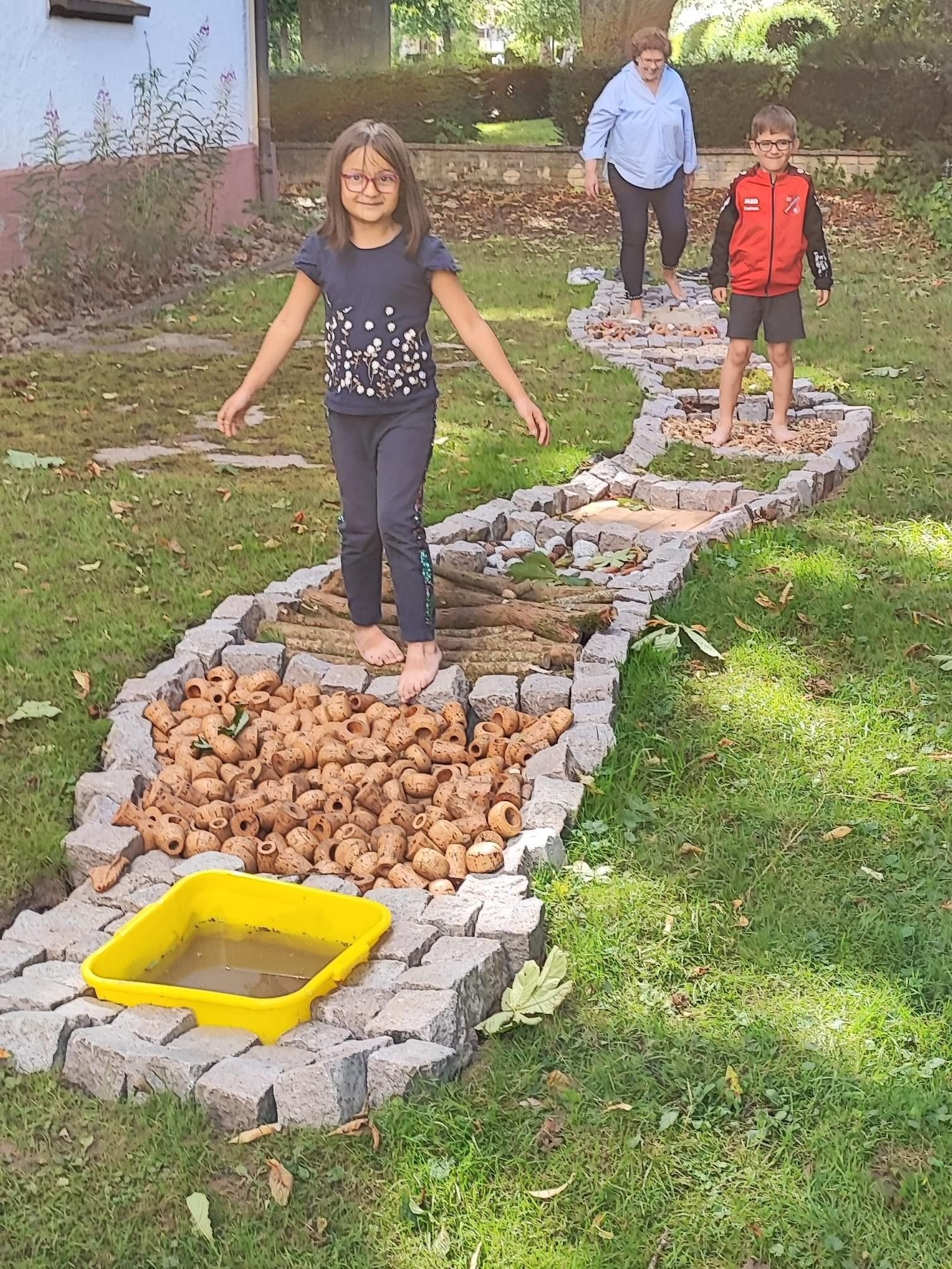 Kinder erkunden den neuen Barfußpfad