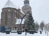 Bei Schneetreiben bekommen Städte ihre Weihnachtsbäume für den Markt
