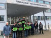 Landwirte halten Mahnwache vor Finanzamt in Neubrandenburg