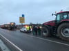 ► Landwirte besetzen Brücken der A20 und A19