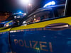 Drei Männer pinkeln Polizeiauto an - einer verteilt Kopfstöße