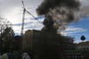 Explosion und schwarze Rauchwolke: Feuer auf Dach einer Schule