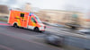 Auto prallt in Krankenwagen: Fahrer tot, Frauen verletzt